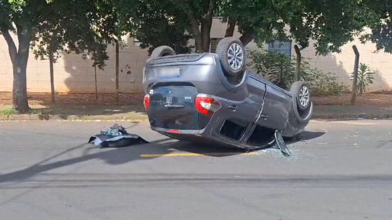 Carro bate em veículo estacionado e capota em Uberlândia Carro bate em veículo estacionado e capota em Uberlândia