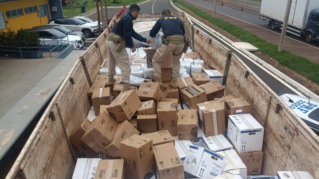 Motorista foi preso em flagrante; carga incluía defensivos agrícolas e materiais diversos
