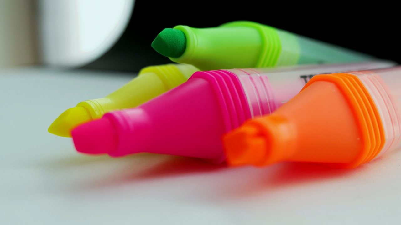 Você pode utilizar marcadores coloridos para destacar os temas mais relevantes