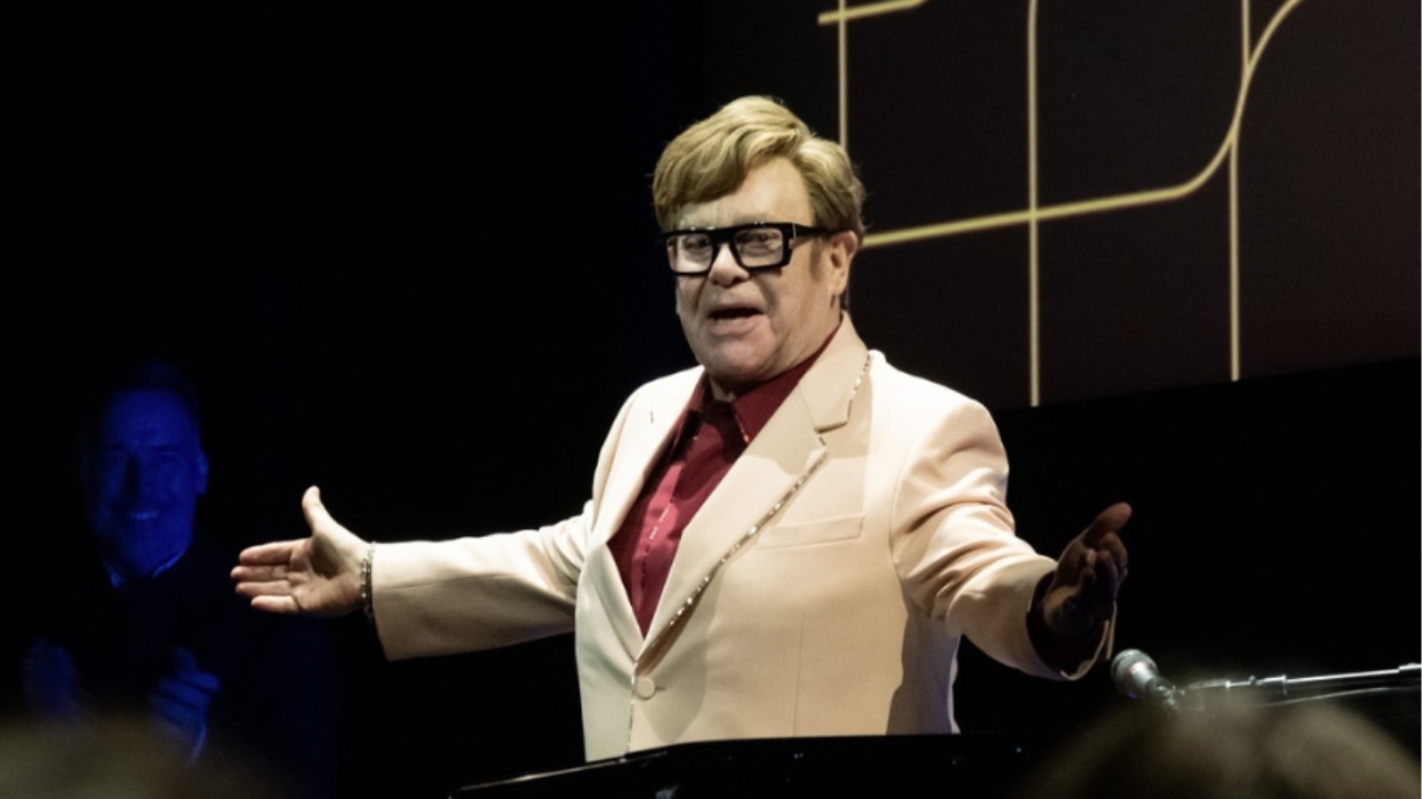 Elton John teve dificuldades para assistir ao musical ‘O Diabo Veste Prada’ Elton John teve dificuldades para assistir ao musical ‘O Diabo Veste Prada’