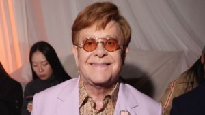 Elton John: entenda sobre doença grave que causou cegueira no artista 