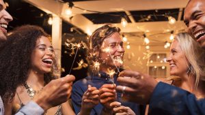 Desejar "Feliz Ano Novo" é uma forma de se aproximar mais de pessoas que gostamos