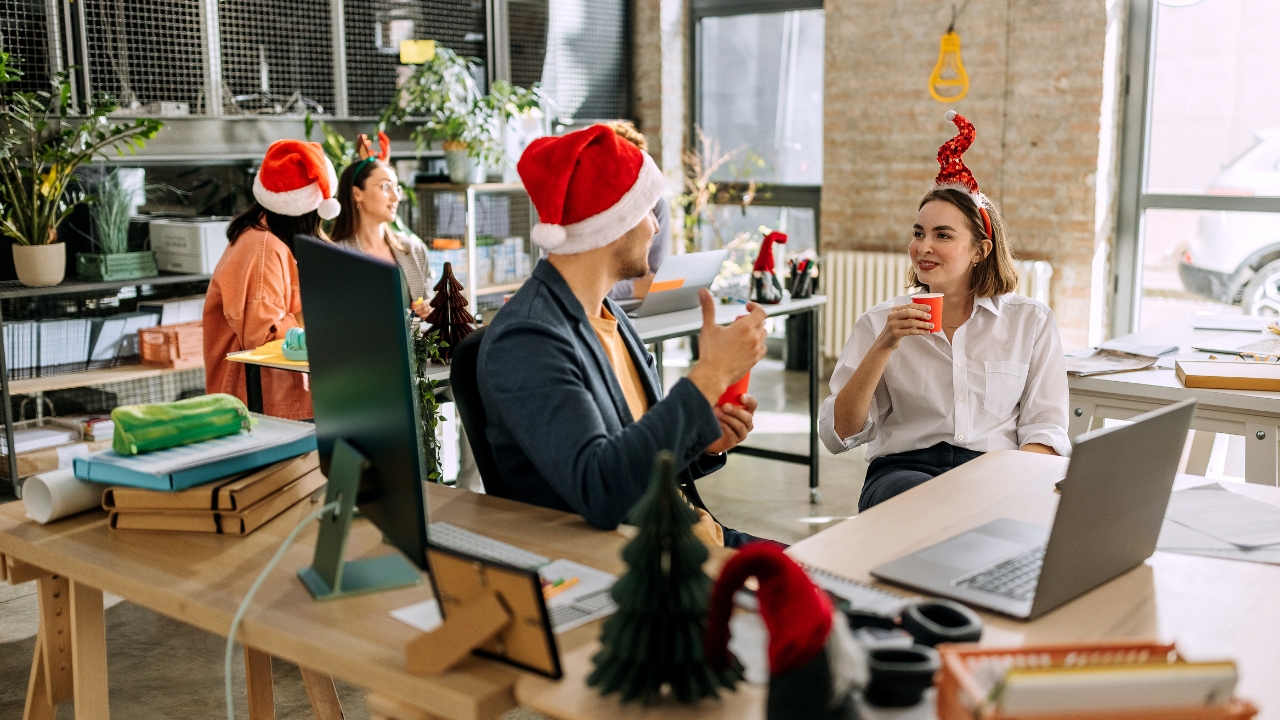 O Natal é uma ótima ocasião para demonstrar apreço aos colegas de trabalho O Natal é uma ótima ocasião para demonstrar apreço aos colegas de trabalho