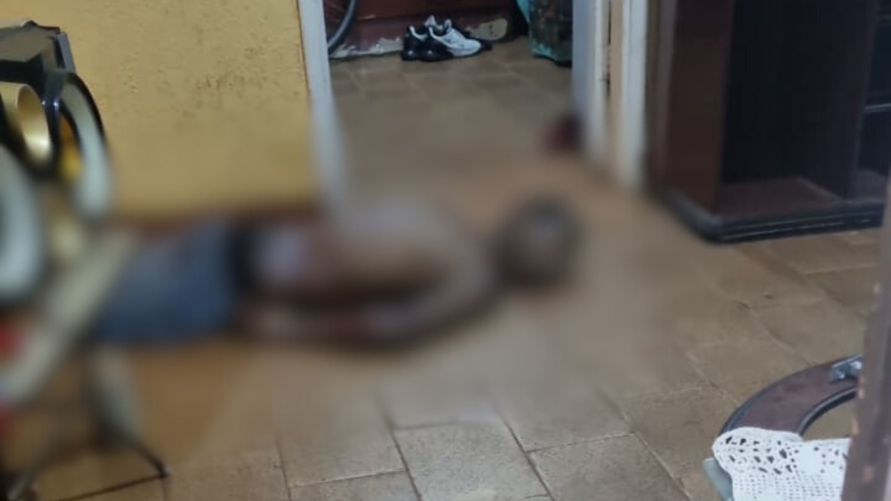 Homem morto a facadas foi encontrado caído no chão da sala Homem morto a facadas foi encontrado caído no chão da sala