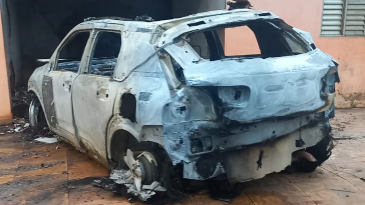 O veículo ficou com danos generalizados após incêndio criminoso