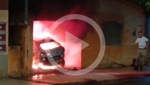 Incêndio criminoso destrói carro em garagem no centro de Indianópolis