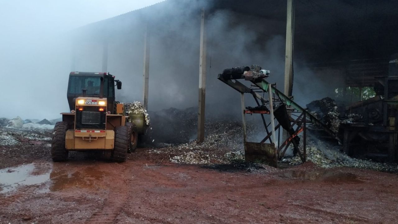  Fábrica de papel pegou fogo 