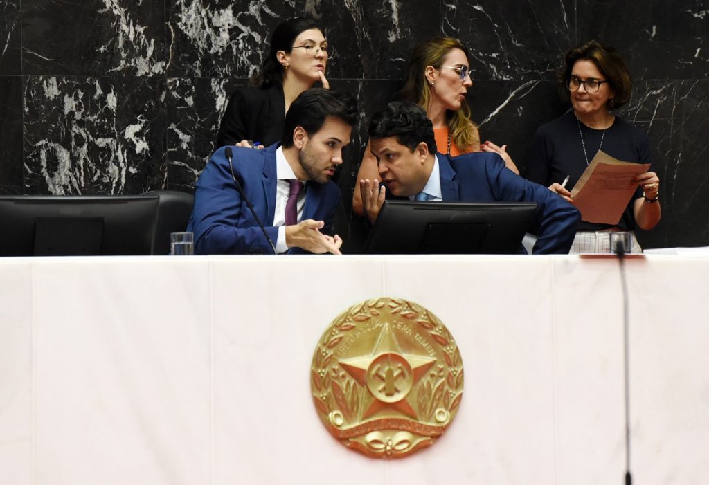 plenário da ALMG discussão sobre o IPVA