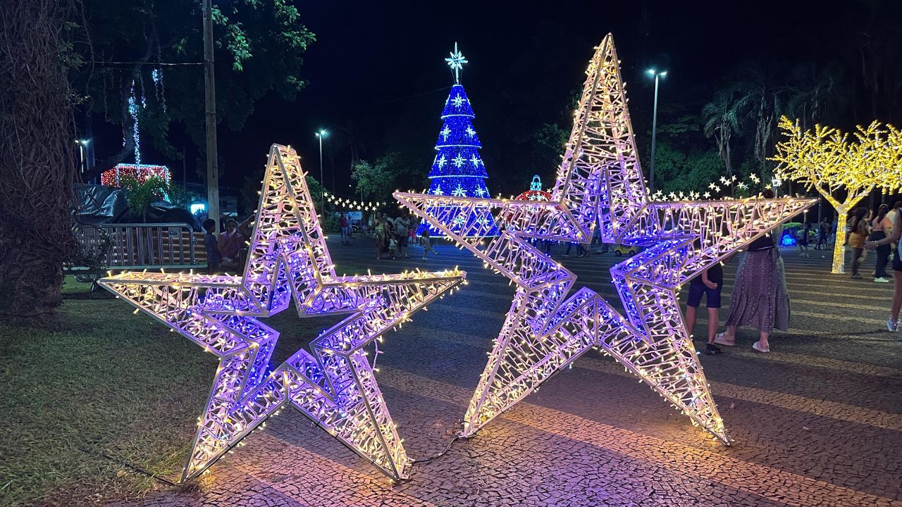 Ituiutaba acende Luzes de Natal em praça e inicia apresentações da Cantata Ituiutaba acende Luzes de Natal em praça e inicia apresentações da Cantata