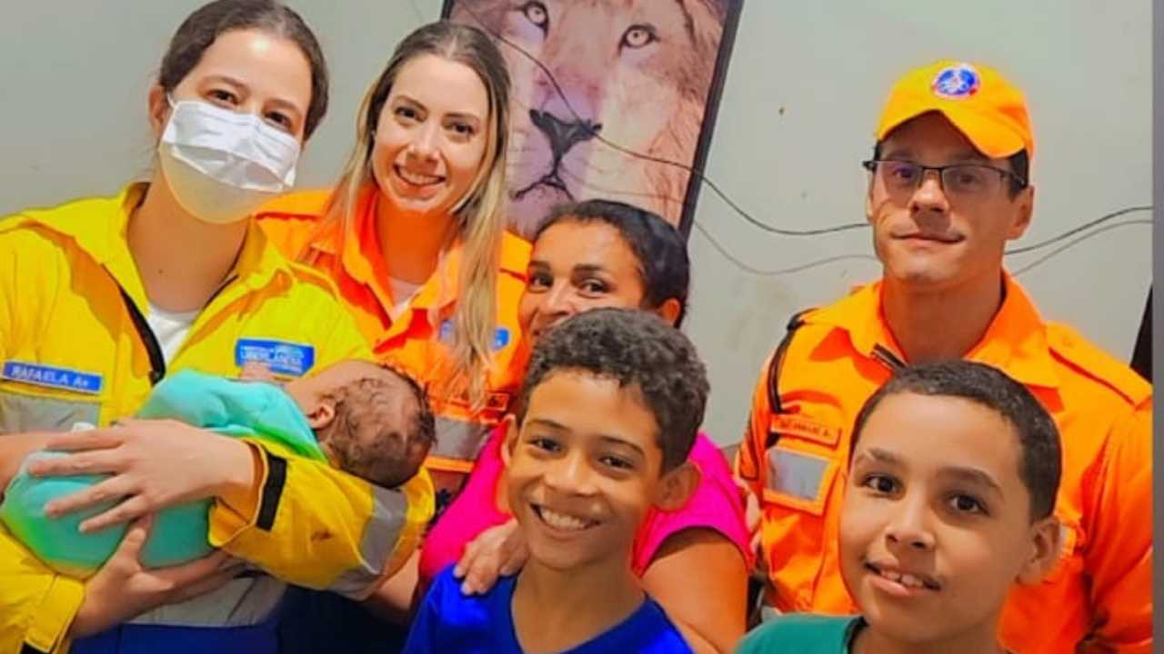 mãe salva bebê engasgado