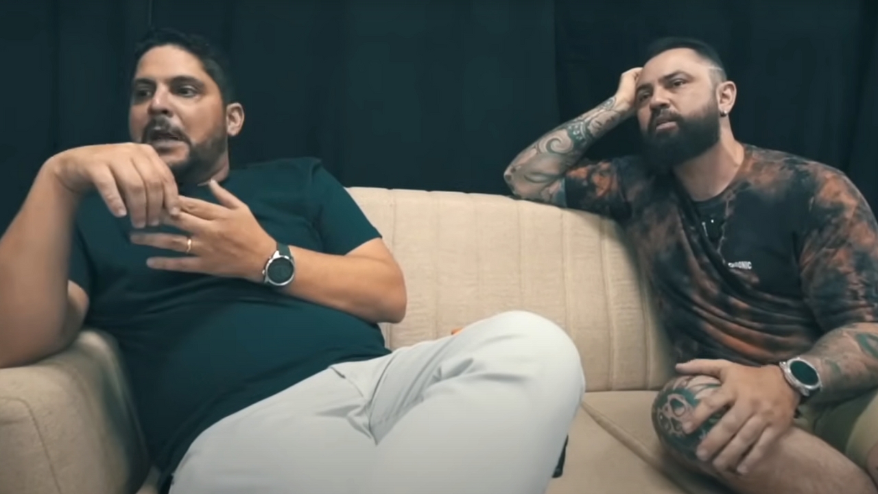 Jorge e Mateus durante entrevista com o jornalista André Piunti