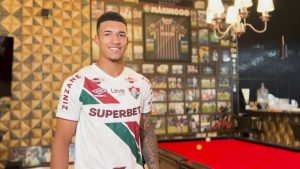 Kauã Elias com a camisa do Fluminense