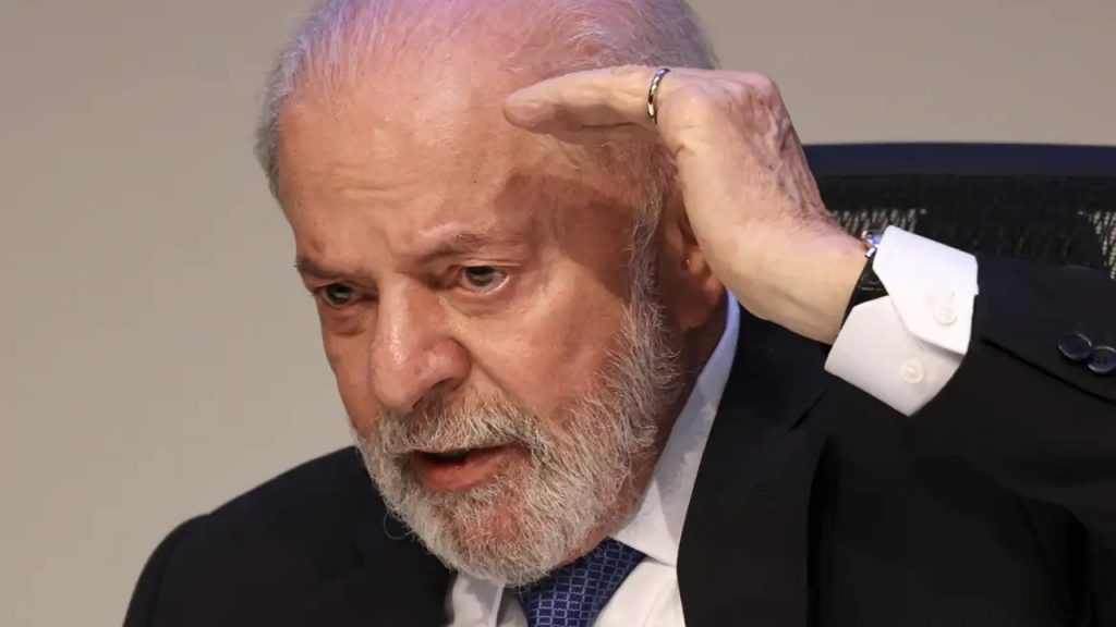 Lula com a mão na cabeça