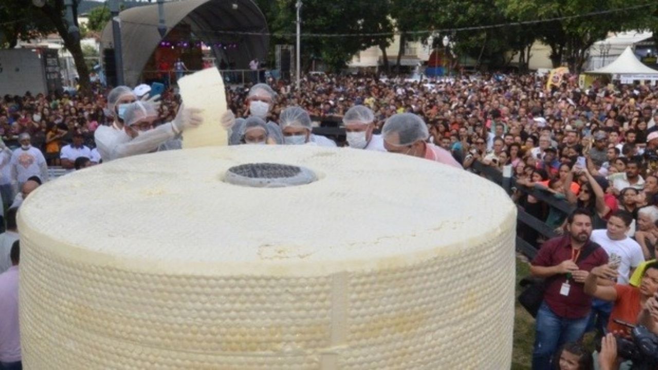 Maior queijo do mundo foi fabricado em Ipanema-MG
