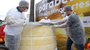 Maior queijo do mundo é celebrado em Belo Horizonte