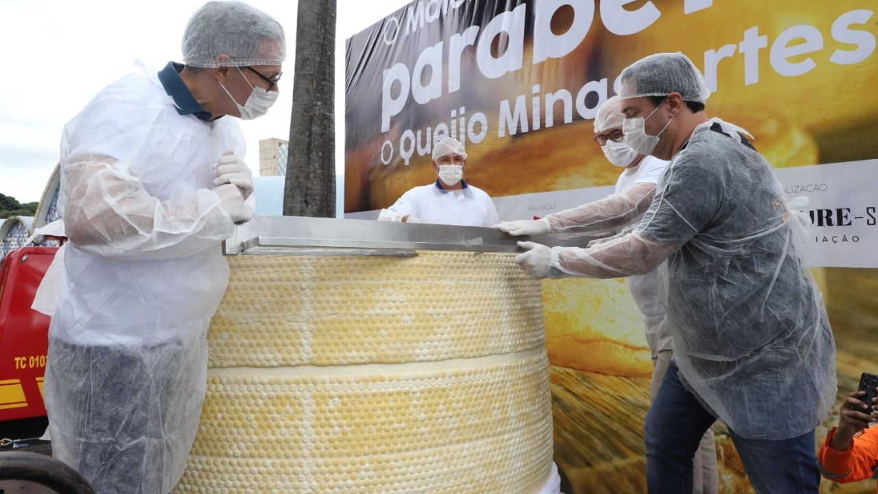 Maior queijo do mundo é celebrado em Belo Horizonte 