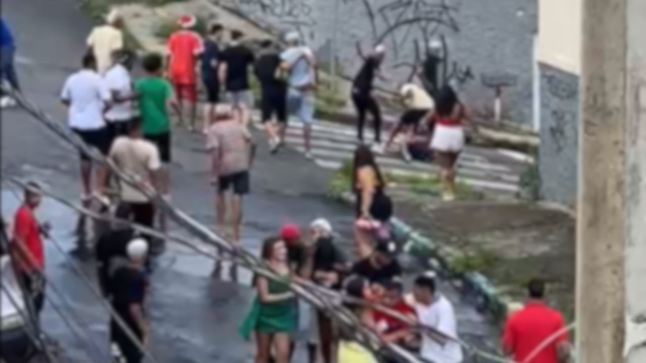 Participantes do baile funk reagiram e espancaram o jovem suspeito de realizar o disparo Participantes do baile funk reagiram e espancaram o jovem suspeito de realizar o disparo