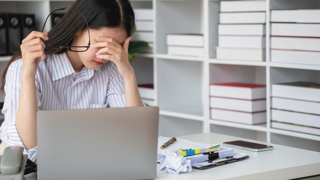 Uso excessivo de redes sociais e alta cobrança no trabalho são algumas das causas da ansiedade -Crédito: Freepik
