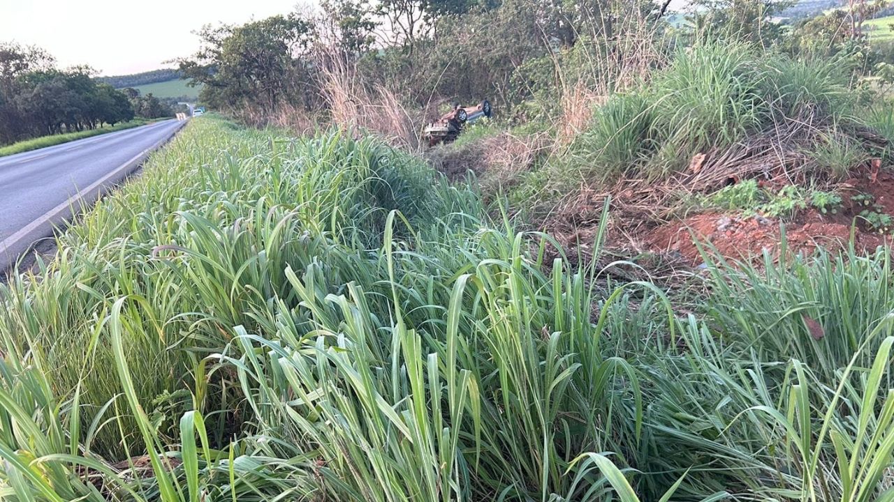 Motorista embriagada capota em Presidente Olegário