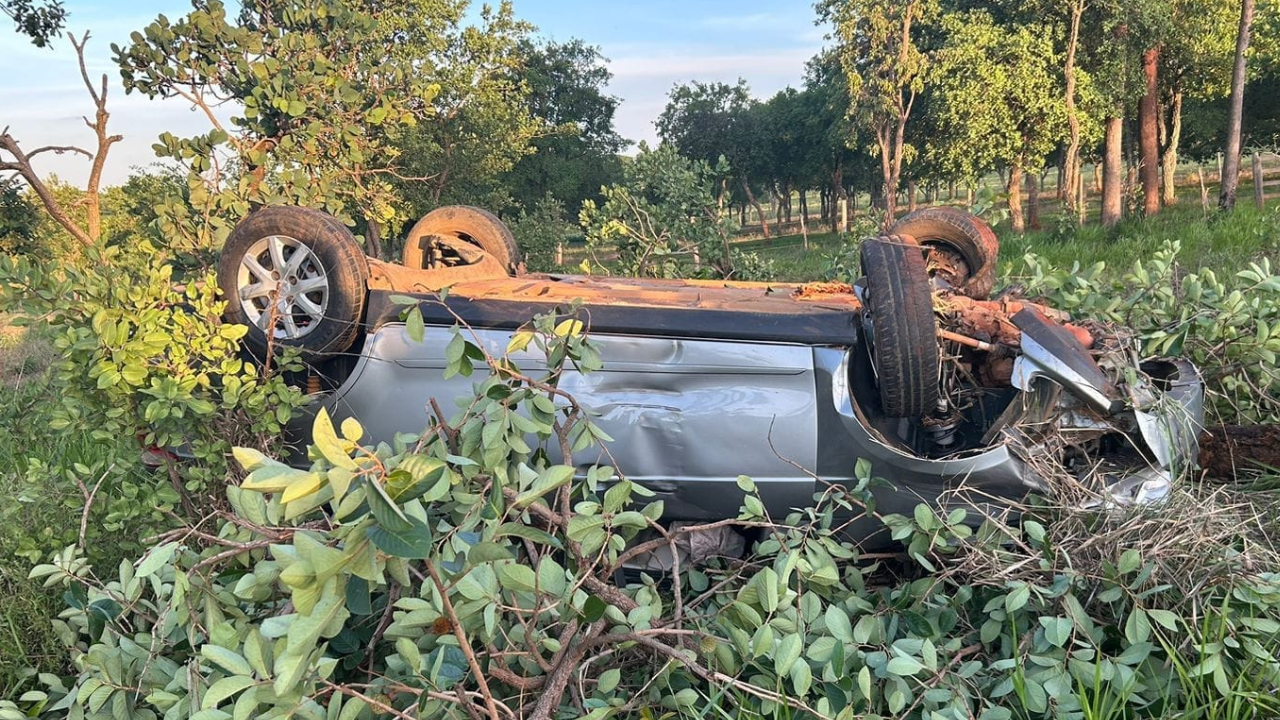 Motorista embriagada capota em Presidente Olegário