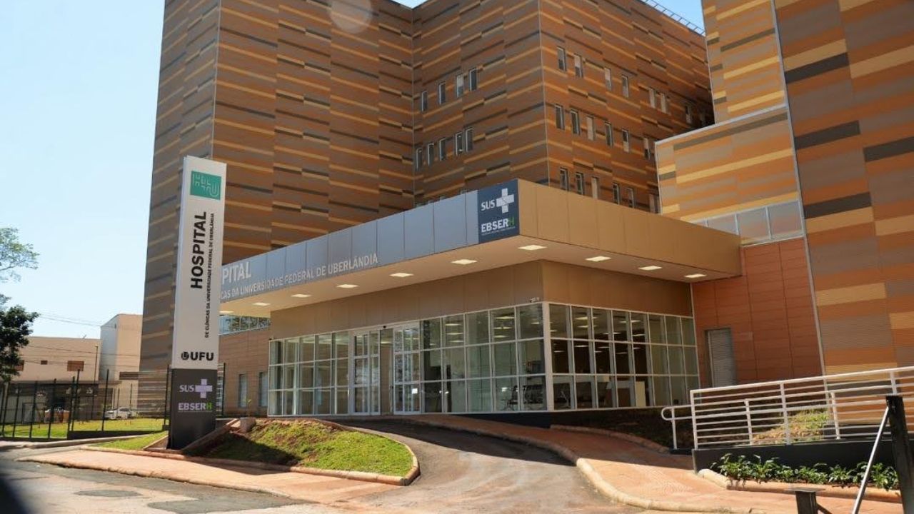 Imagem mostra bloco do Hospital de Clínicas das Universidade Federal de Uberlândia (HC-UFU); um grande prédio