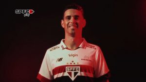 Oscar com a camisa do São Paulo