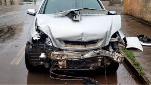 Pedestre atingida por carros