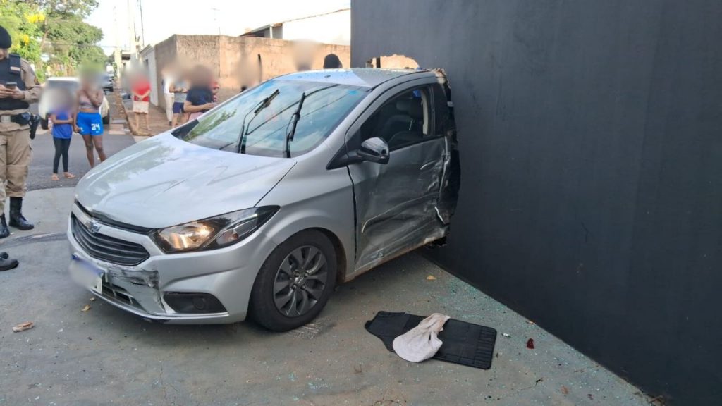 Perseguição policial termina em acidente e prisão no bairro Segismundo Pereira - Crédito: Redes Sociais Perseguição policial termina em acidente e prisão no bairro Segismundo Pereira - Crédito: Redes Sociais