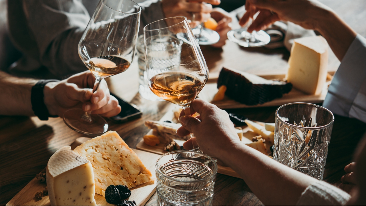 Algumas variedades de queijos harmonizam bem com vinhos e cervejas 