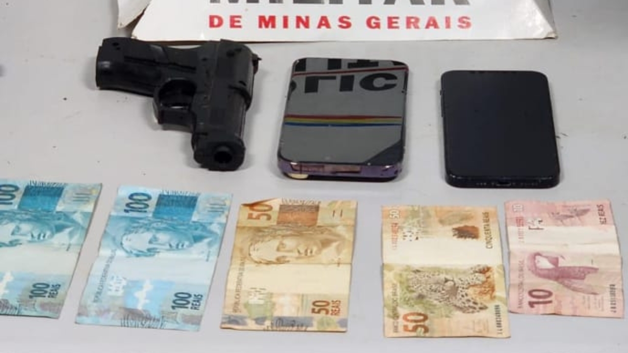Após ser pego por rastreador de celular, homem entregou o dinheiro, celulares e simulacro de arma de fogo para a polícia Após ser pego por rastreador de celular, homem entregou o dinheiro, celulares e simulacro de arma de fogo para a polícia