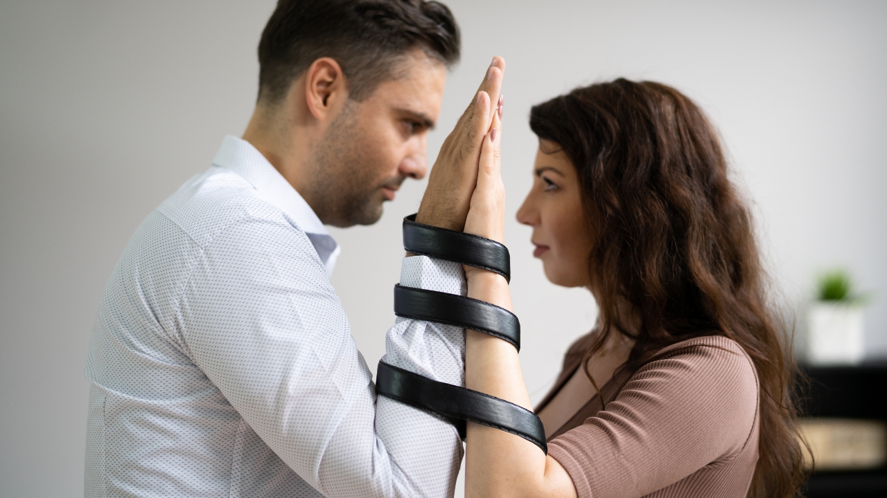 Controle excessivo é uma das características de um relacionamento abusivo