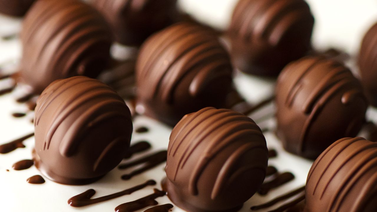 Pequenas delícias de chocolate que derretem na boca: trufas feitas com amor para encantar - Crédito: Freepik