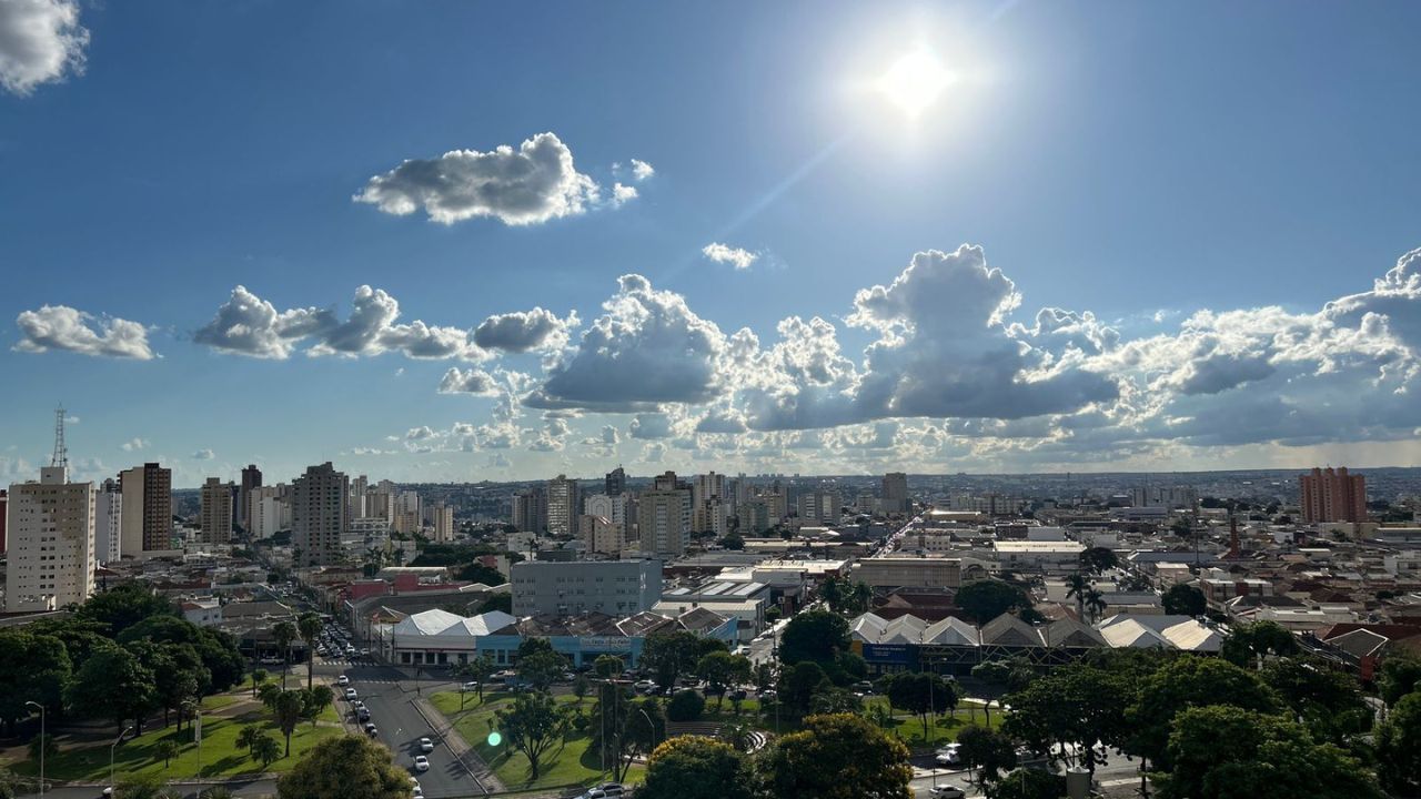 verão-clima-2025-sol-calor-chuva Verão vai até o dia 20 de março de 2025 - Crédito: Paranaíba Mais/ Kauê Altrão