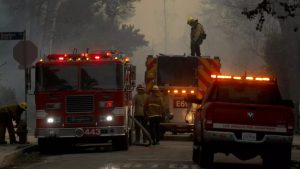Bombeiros trabalhando para conter incêndios em Los Angeles