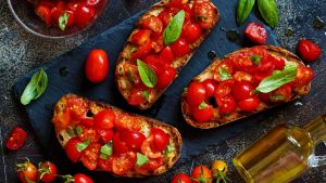 Bruschetta de tomate com manjericão é uma opção fácil e prática para o fim de semana! - Crédito: Freepik