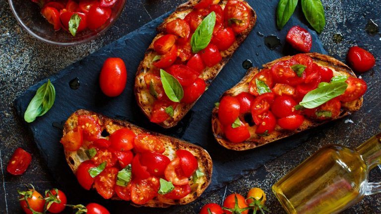 Aprenda a fazer a bruschetta perfeita para começar o fim de semana
