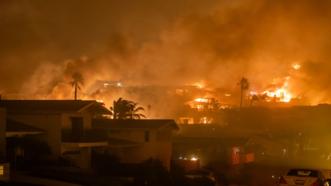 chamas-los-angeles Incêndio já é considerado o mais destrutivo da história da cidade