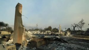Bombeiros lutam para combater fogo, que não cessa há dias