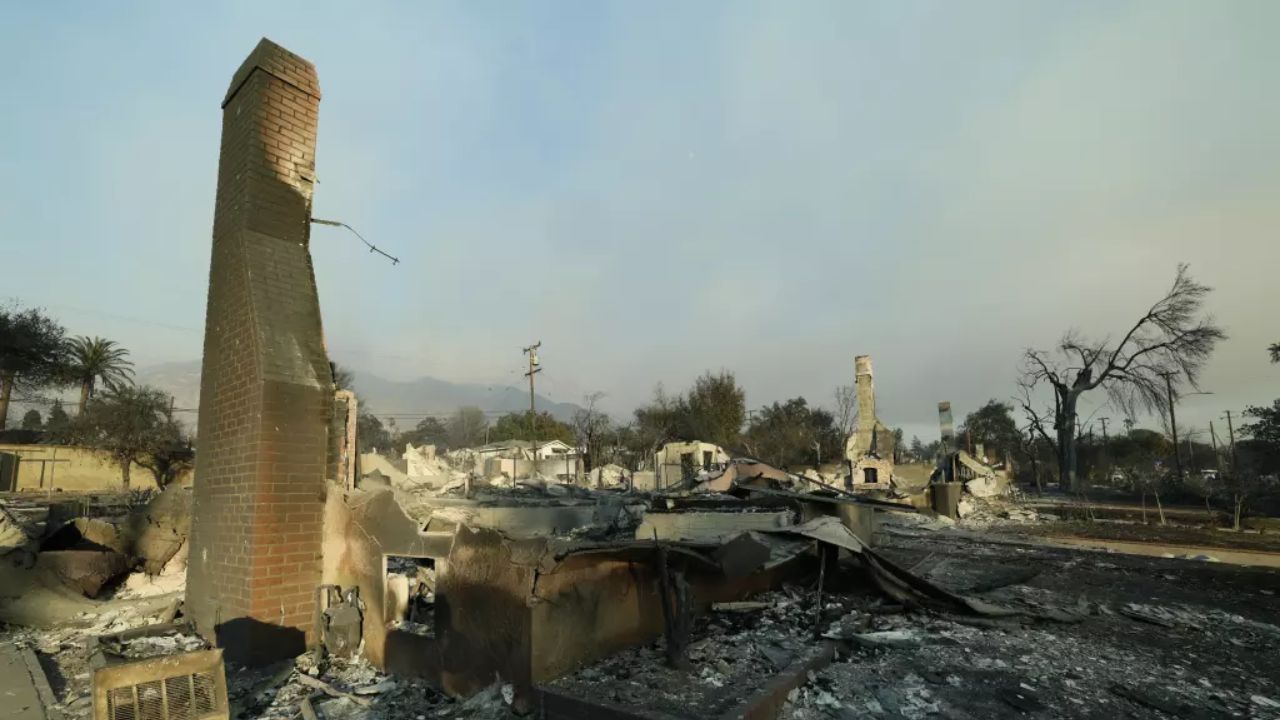 Bombeiros lutam para combater fogo, que não cessa há dias