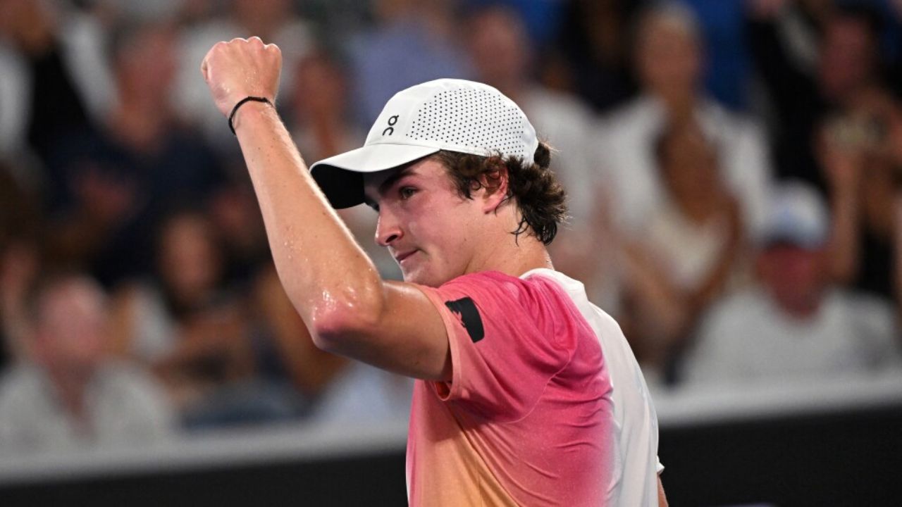 joao-fonseca-vence-russo-tenis João Fonseca venceu o russo Andrey Rublev por 3 sets a 0 - Crédito: William West/ AFP