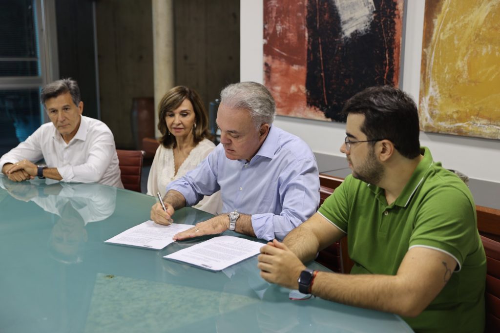 Prefeito assina projeto da Tarifa Zero