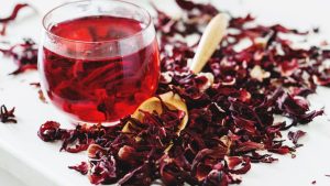 Chá com hibisco vai desinchar sua barriga e trazer de volta o seu bem-estar - Crédito: Freepik
