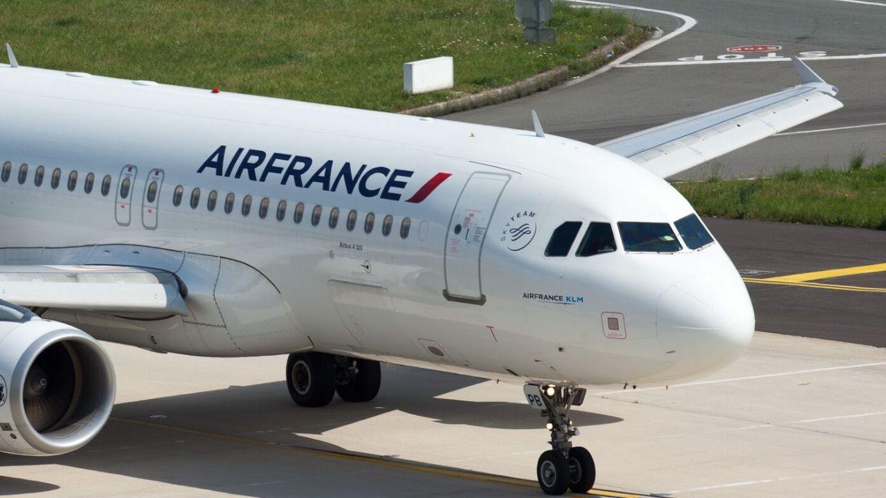 Passageiro entope vaso de banheiro e força pouso de avião vindo de Paris em Fortaleza Passageiro entope vaso de banheiro e força pouso de avião vindo de Paris em Fortaleza