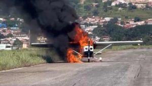 avião pega fogo