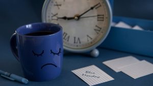 "Blue Monday" é a terceira segunda-feira do ano e é considerada o dia mais triste do ano devido a fatores como retorno ao trabalho e dívidas do final de ano - Crédito: Freepik