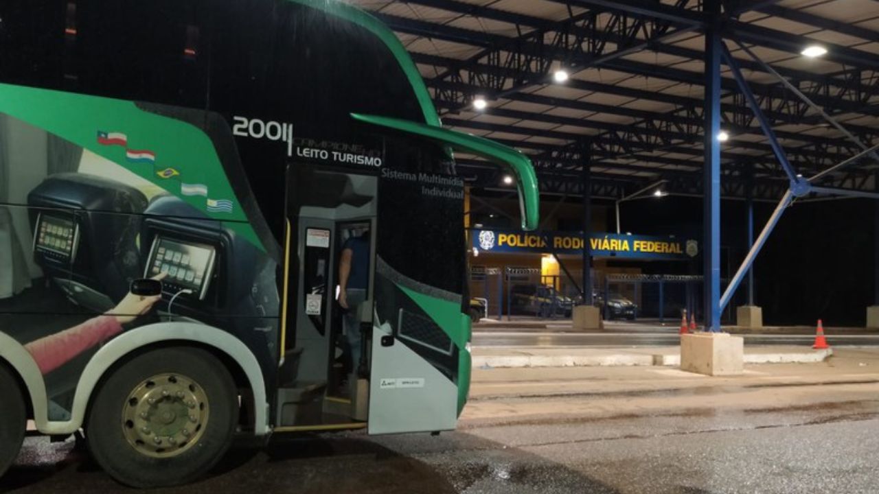 Motorista de ônibus é preso com CNH falsa em Paracatu Motorista de ônibus é preso com CNH falsa em Paracatu