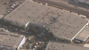 Avião de pequeno porte caiu no telhado de um depósito de móveis no sul da Califórnia nesta quinta-feira (2) - Crédito: ABC AFFILIATE WABC