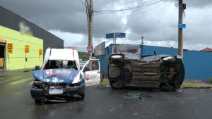 carros batem e veículo tomba