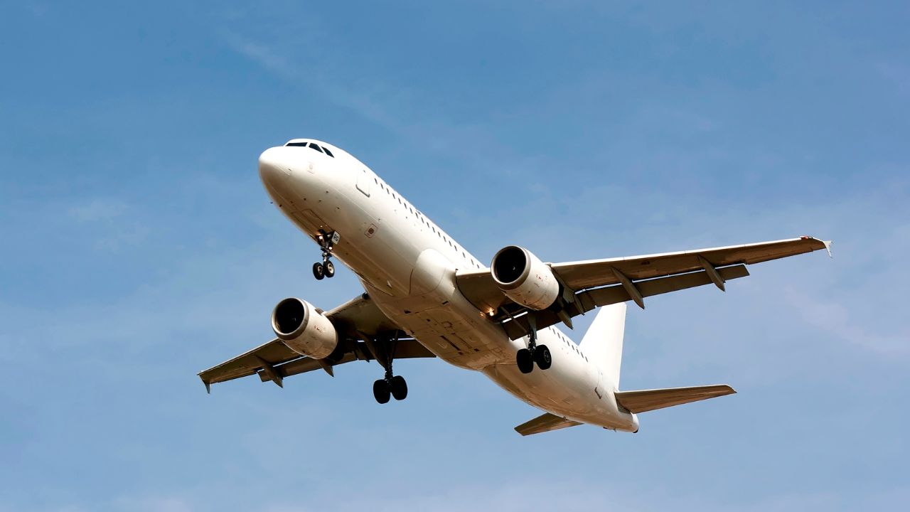 aviao-voo-pontualidade-atraso LATAM (Brasil/Chile) ocupou 4º lugar com 82,9% de pontualidade - Crédito: Freepik