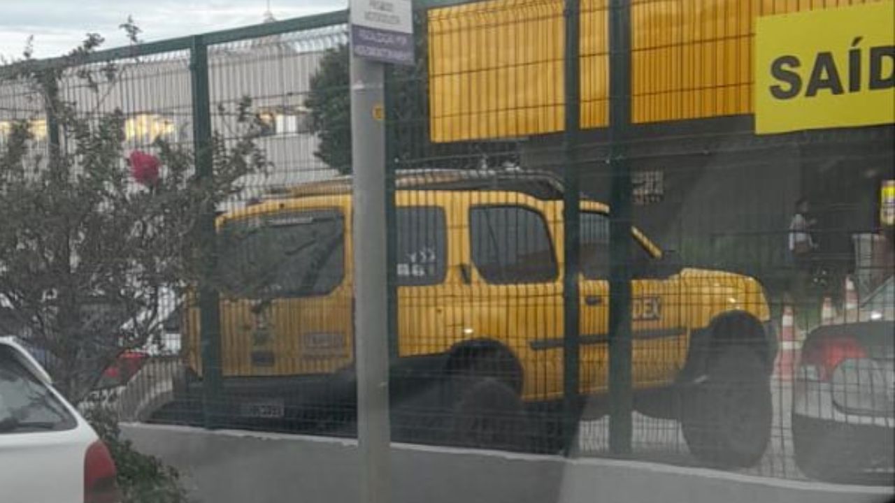 Nissan Xterra circula com adesivo do Sedex, serviço de entrega rápida dos Correios